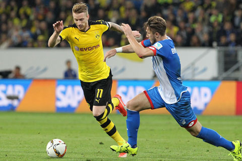 Reus (trái) nhiều khả năng sẽ ghi bàn cho Dortmund vào lưới Hoffenheim