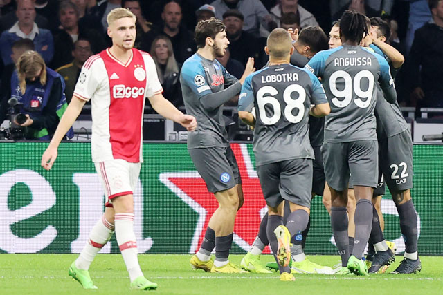 Các cầu thủ của Napoli (áo sẫm) sẽ lại được ăn mừng chiến thắng trước một Ajax đang suy yếu rõ rệt