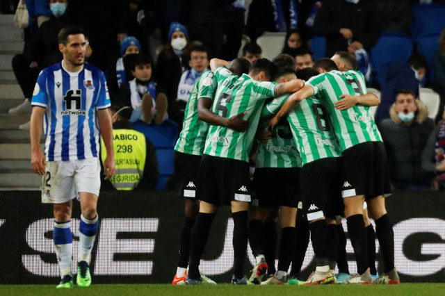 Một Sociedad (quần sáng) đang khủng hoảng nhân sự đành phải nhìn đối thủ khắc tinh Betis ăn mừng chiến thắng 