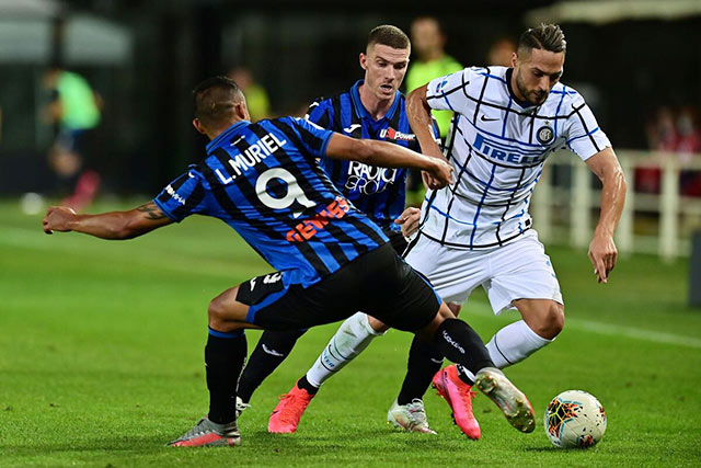 Cùng sợ thua, chủ nhà Atalanta (áo sẫm) và Inter đành chấp nhận chia điểm ở trận cầu tâm điểm của vòng đấu