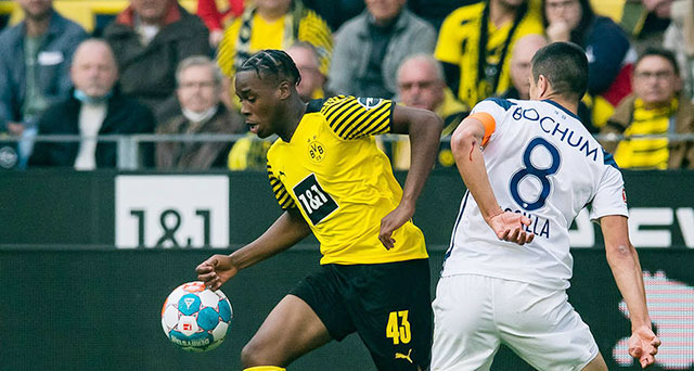Sự tiến bộ vượt bậc của Bochum (phải) khiến Dortmund sẽ gặp nhiều khó khăn trong cuộc đối đầu này