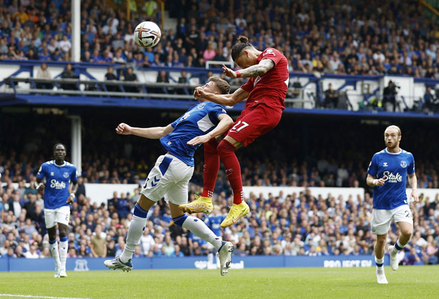 Đang có phong độ không tốt, Liverpool (phải) khó giành điểm tối đa trước Everton