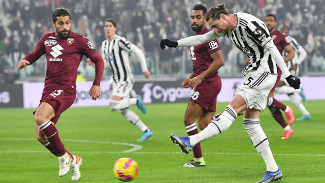 Điểm tựa sân nhà sẽ giúp Juventus (áo sáng) đánh bại Torino