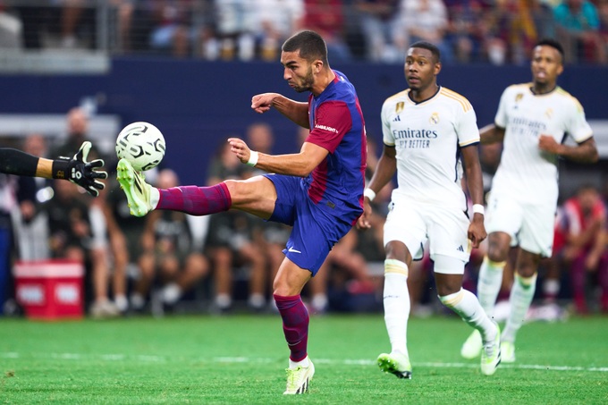 Ferran Torres (áo sẫm) sẽ gánh trọng trách ghi bàn cho Barca ở trận El Clasico lần này